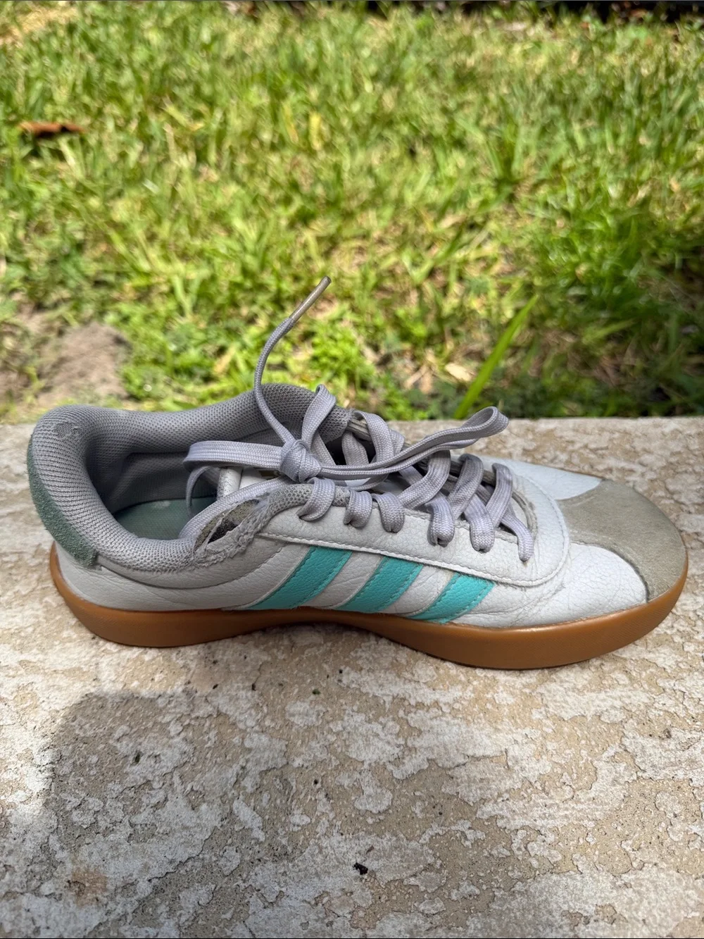 adidas White Sneakers with Mint Stripes and Gum Sole $25 big kids 3 1/2